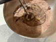 muffin con cacao e gocce di cioccolato in friggitrice