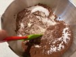 muffin con cacao e gocce di cioccolato in friggitrice