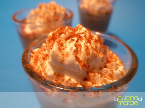 caffè ghiacciato con panna caffè ghiacciato con panna