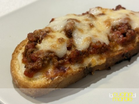 crostone che si crede lasagna