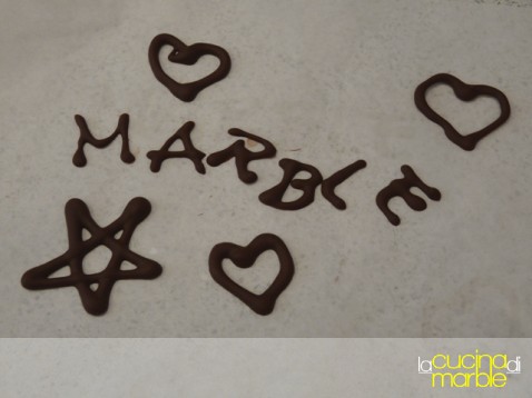 decori e scritte di cioccolata