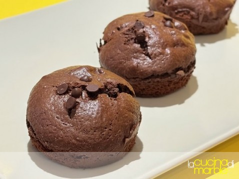 muffin con cacao e gocce di cioccolato in friggitrice