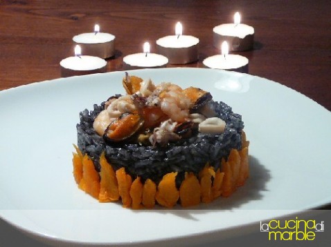 riso al nero di seppia e frutti di mare - il calderone della strega