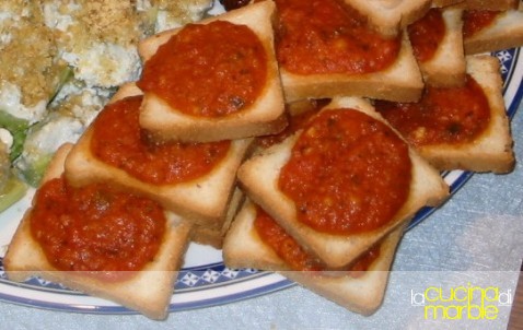 crostini con salsa rossa piccante