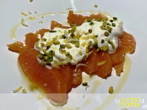salmone, stracciatella e pistacchi