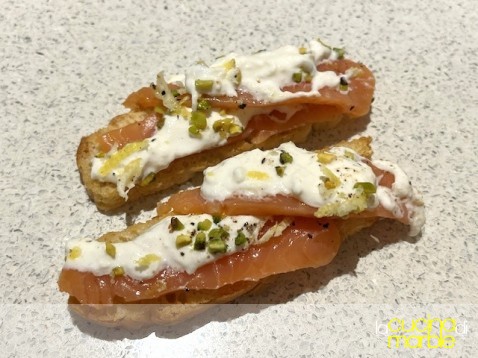 crostini salmone stracciatella crostini salmone stracciatella