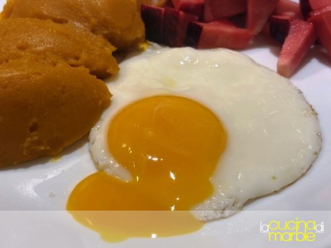 uovo al tegamino con zucca e mela uovo al tegamino con zucca e mela