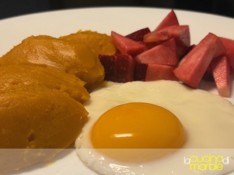 uovo al tegamino con zucca e mela uovo al tegamino con zucca e mela